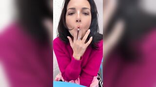 Jolie MILF fume et essaie des cercles avec la fumé