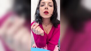 Jolie MILF fume et essaie des cercles avec la fumé