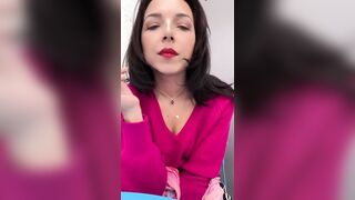 Jolie MILF fume et essaie des cercles avec la fumé