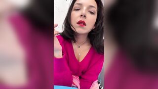 Jolie MILF fume et essaie des cercles avec la fumé