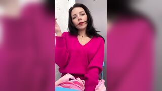 Jolie MILF fume et essaie des cercles avec la fumé