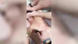 2 Mistress umiliano sotto i piedi il loro schiavo - video completo disponibile foot fetish
