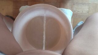 洗面器に大量おしっこするパイパン日本人女性????