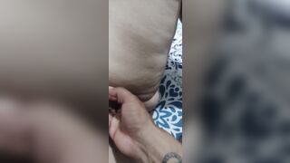 A friend masturbates my pink pussy until he makes me come rich
