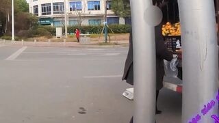 【人前露出】穿透明情趣内衣去路边买水果。