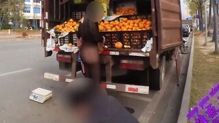 【人前露出】穿透明情趣内衣去路边买水果。