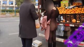【人前露出】穿透明情趣内衣去路边买水果。