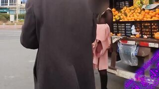 【人前露出】穿透明情趣内衣去路边买水果。