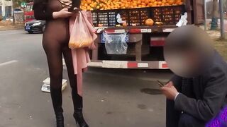 【人前露出】穿透明情趣内衣去路边买水果。