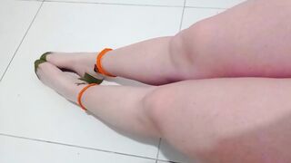 SOFT FEET KNOBING SEXY LEGS