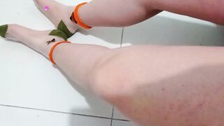 SOFT FEET KNOBING SEXY LEGS