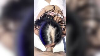 La puta de mi mejor amiga me hace una mamada mientras al grabó en el espejo
