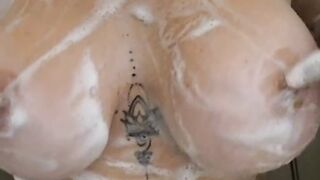 Baise une milf apres sa douche et la remplie bien