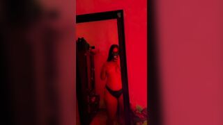 Latina caliente se toca en su cuarto antes de clases