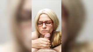 Mamuśka z Polski bawi się kutasem