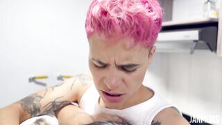ESTOY CALIENTE! chupame los pezones primero y luego terminas de lavar