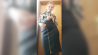 Recepcjonistka z wielkim dupskiem chce się z Tobą ruchać w ukryciu