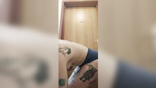 Recepcjonistka z wielkim dupskiem chce się z Tobą ruchać w ukryciu