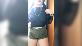 Hasta donde crees que me sube el short. Chica culona se viste para salir