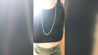 Hasta donde crees que me sube el short. Chica culona se viste para salir