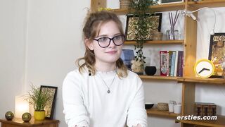 Ersties - Luna T fingert ihre glatte Pussy in verschiedenen Positionen