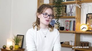 Ersties - Luna T fingert ihre glatte Pussy in verschiedenen Positionen