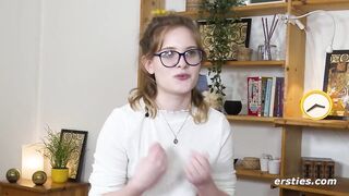 Ersties - Luna T fingert ihre glatte Pussy in verschiedenen Positionen