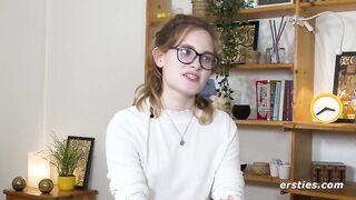 Ersties - Luna T fingert ihre glatte Pussy in verschiedenen Positionen