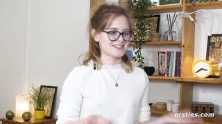 Ersties - Luna T fingert ihre glatte Pussy in verschiedenen Positionen