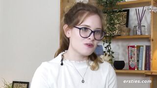 Ersties - Luna T fingert ihre glatte Pussy in verschiedenen Positionen
