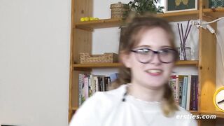 Ersties - Luna T fingert ihre glatte Pussy in verschiedenen Positionen
