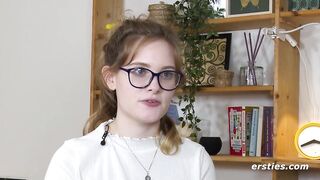 Ersties - Luna T fingert ihre glatte Pussy in verschiedenen Positionen