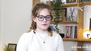 Ersties - Luna T fingert ihre glatte Pussy in verschiedenen Positionen