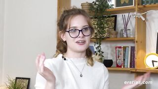 Ersties - Luna T fingert ihre glatte Pussy in verschiedenen Positionen