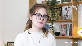 Ersties - Luna T fingert ihre glatte Pussy in verschiedenen Positionen
