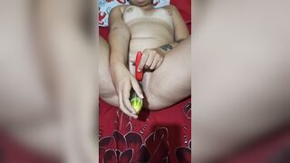 COLOQUEI UM PEPINO NA MINHA BUCETA APERTADINHA PELA PRIMEIRA VEZ