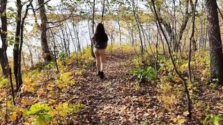 Я продолжаю ходить с голой задницей в осеннем лесу. Моему мужу это нравится!