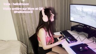 Jeune streameuse suce une grosse bite